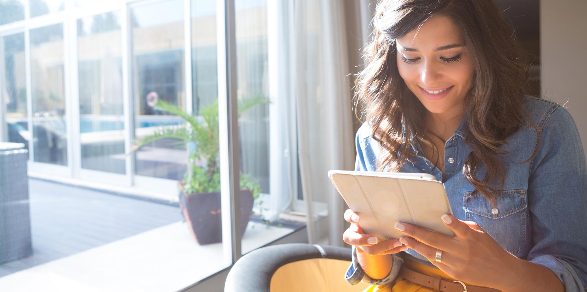 Frau mit Tablet