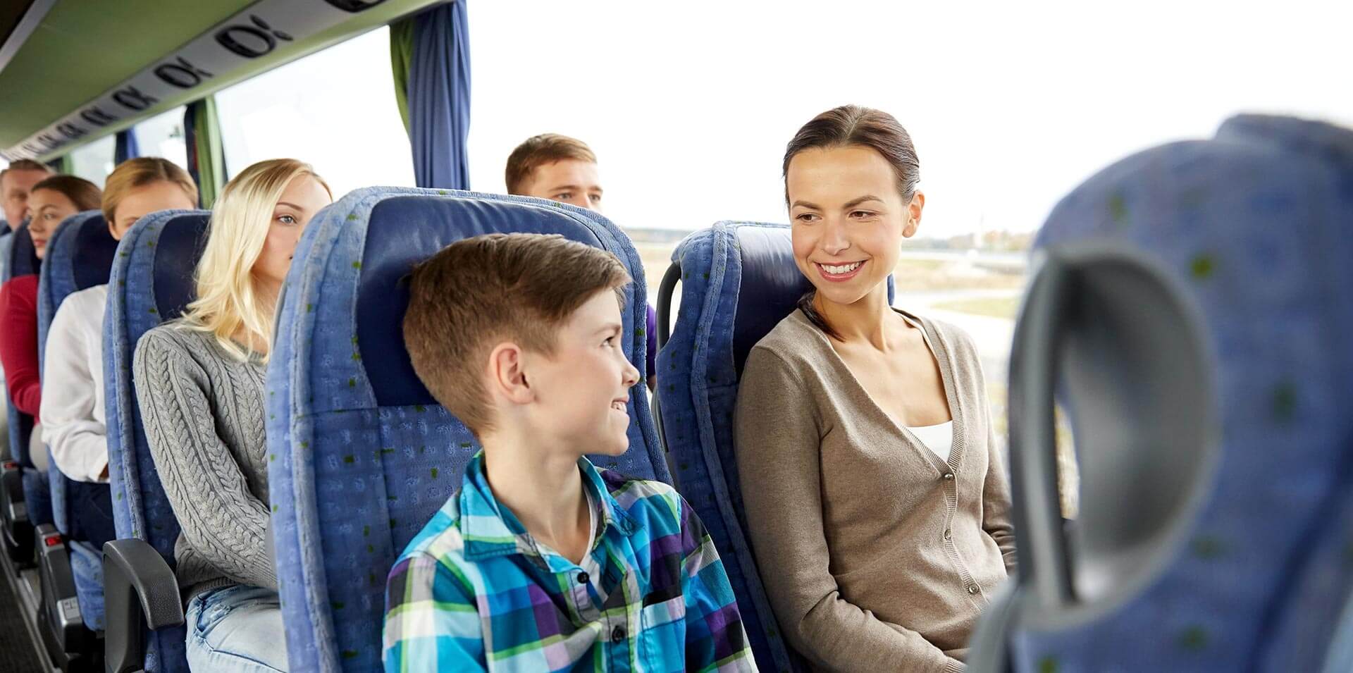 familie im Bus