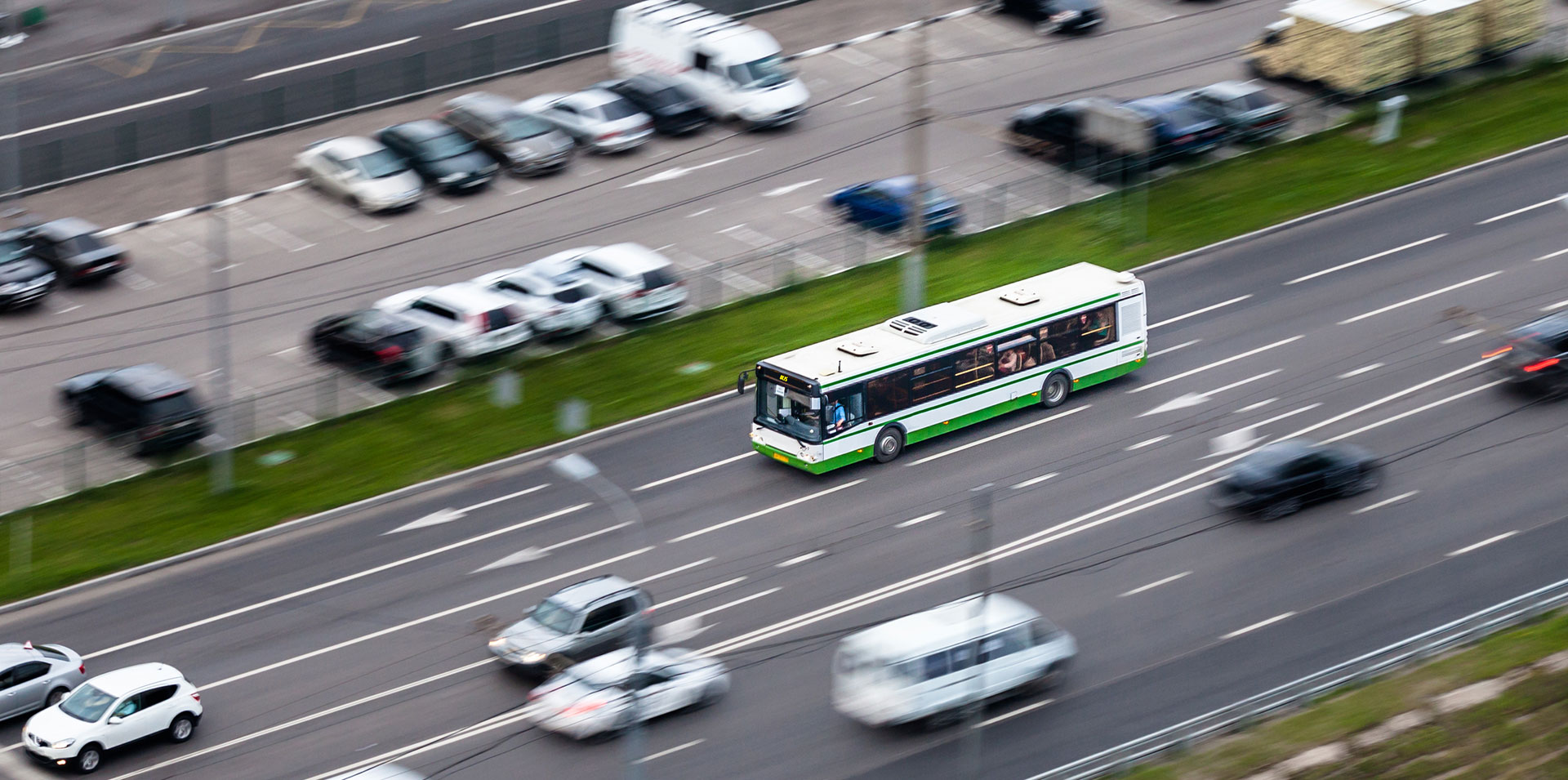 Drohnenansicht einer Straße